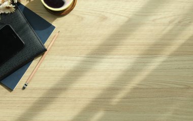 En iyi manzara kitapları, ve ahşap masada bir kahve polisi..