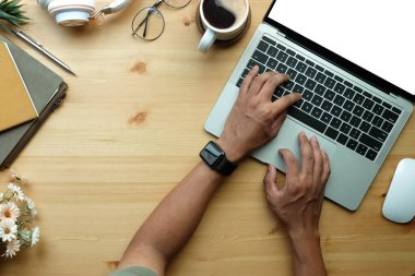 Dizüstü bilgisayarla çalışan genç adam.