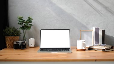 Boş Ekran çalışma alanını masadaki bilgisayar laptopuyla kopyala.