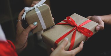 Manzaralı adam karısına Noel hediyesi veriyor ve tatilini evde kutluyor..