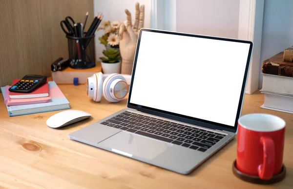 用空白显示器 红色咖啡杯和木制桌子上的书本装饰电脑笔记本电脑 — 图库照片