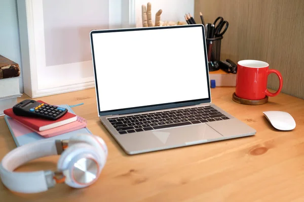 Laptop Computer Blank Display Red Coffee Cup Wireless Headphone Wooden — Stock Photo, Image