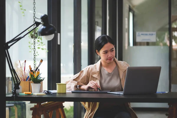 Confiado Creativo Asiático Mujer Trabajando Con Ordenador Portátil Oficina — Foto de Stock