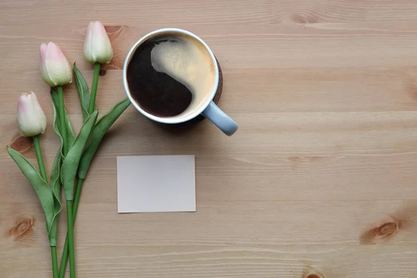 Xícara Café Nota Pegajosa Tulipas Rosa Mesa Madeira — Fotografia de Stock