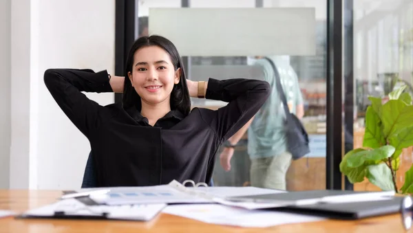 Asian Businesswoman Relaxing Office Chair — 스톡 사진