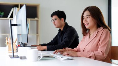 Ofisteki yeni projelerinde birlikte çalışan iki genç iş adamı..