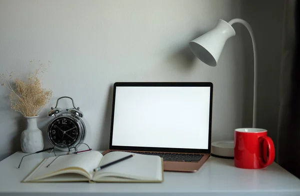 在舒适的家中 把笔记本电脑 咖啡杯和灯放在白色桌子上 — 图库照片