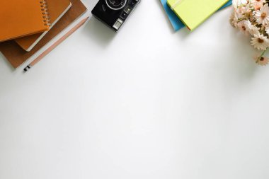 En iyi manzara kitapları ve masada bir kahve polisi..