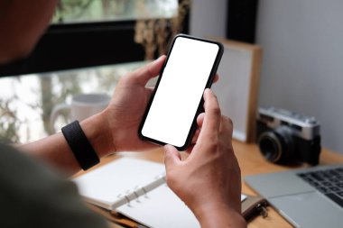 Ofisteki cep telefonunu kullanarak omuz işadamının üzerini kapat..