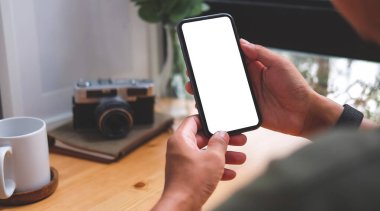 Görüntüyü kapat. Akıllı telefonu boş ekranla tutan adam..