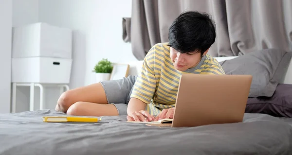 Красивий Азіатський Чоловік Лежить Зручному Ліжку Використовує Ноутбук — стокове фото