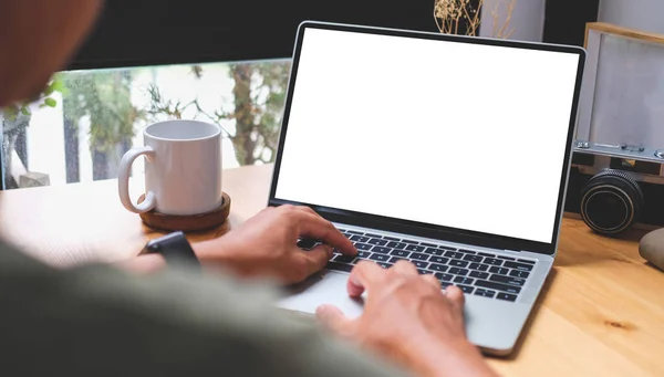 Genç işadamının evindeki bilgisayarlı tabletle yeni bir proje üzerinde çalışmasının arka planı.