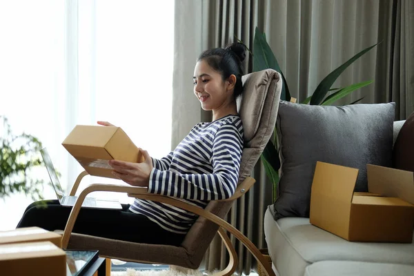 Happy Young Woman Sitting Living Room Opening Parcel Box Online — Φωτογραφία Αρχείου