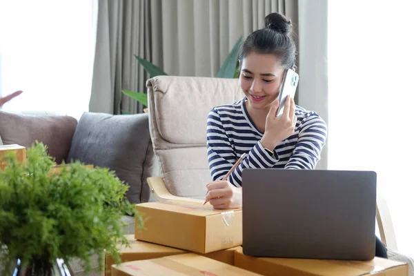 Young Asian Woman Receive Order Smart Phone Working Laptop Computer — Φωτογραφία Αρχείου