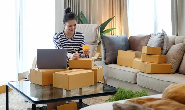 Startup Small Business Entrepreneur Writing Address Cardboard Box — Φωτογραφία Αρχείου