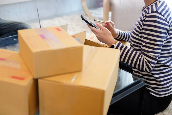 Startup Small Business Entrepreneur Receiving Online Order Smartphone — Φωτογραφία Αρχείου