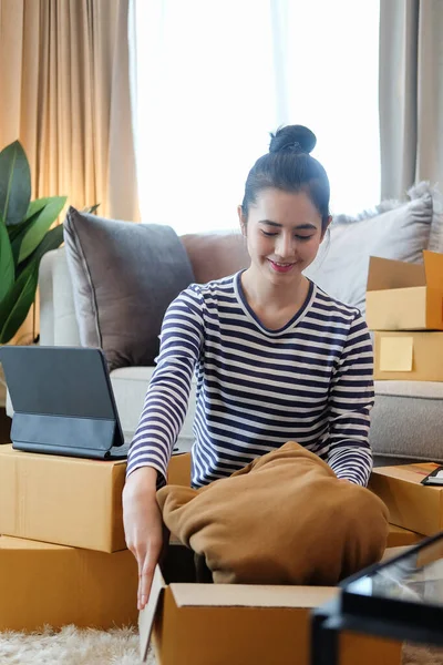 Young Female Start Small Business Entrepreneur Preparing Parcel Box Product — Fotografie, imagine de stoc