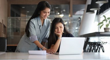 Modern ofiste yeni projeleri üzerinde çalışan iki iş arkadaşı..
