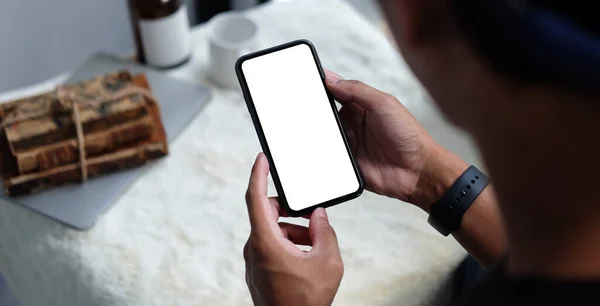 Ung Man Håller Mockup Smart Telefon Med Tom Skärm Närbild — Stockfoto