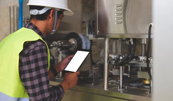 硬帽工程师正在一家工厂使用数码平板电脑 — 图库照片