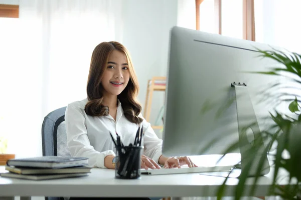 직장에 컴퓨터를 가지고 앉아서 카메라 앞에서 사업가의 — 스톡 사진