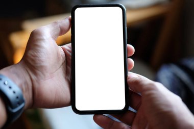 İş yerinde beyaz ekranlı akıllı telefon tutan adam.