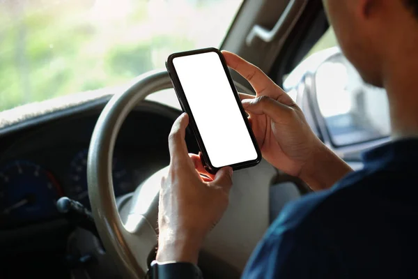 Zamknij Widok Biznesmena Siedzącego Samochodzie Korzystającego Smartfona Pusty Ekran Tekstu — Zdjęcie stockowe