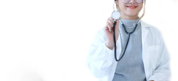 Усміхнена Жінка Лікар Стетоскопом Ізольована Білому Тлі Охорони Здоров Медичного — стокове фото