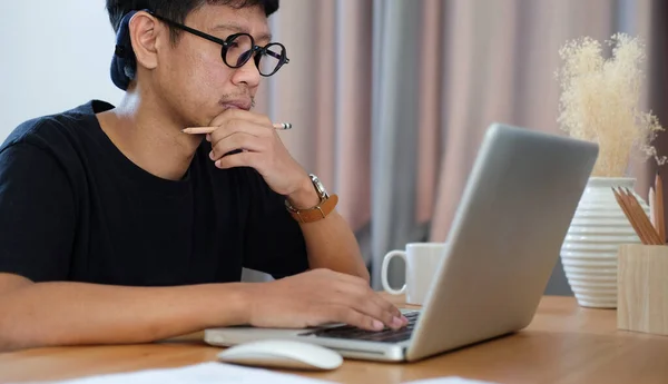 富有创造力的亚洲人在现代工作场所用电脑笔记本电脑工作 — 图库照片