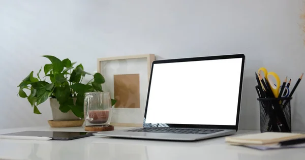 Computer Laptop Mit Leerem Bildschirm Zimmerpflanze Bilderrahmen Kaffeetasse Und Bleistifthalter — Stockfoto