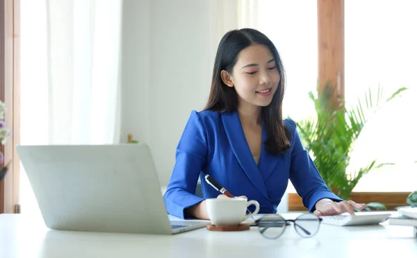 Hermosa Mujer Negocios Que Trabaja Con Ordenador Portátil Uso Calculadora — Foto de Stock