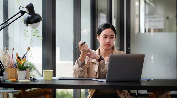 Young Asian Woman Creative Designer Working Computer Laptop Modern Workplace — Stock Photo, Image