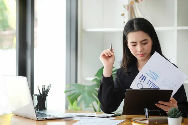 Bilgisayarla Çalışan Güzel Bir Kadını Ofis Masasında Finansal Grafikleri Analiz — Stok fotoğraf