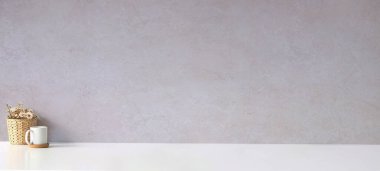 Çiçek saksısı ve bir fincan kahve beyaz masada. Grafik görüntüleme kurgusu için alanı kopyala.