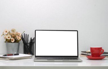 Bilgisayarlı ofis masası, kahve fincanı, saksı ve defter..