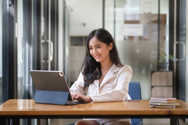 Zeki Modern Ofiste Otururken Bilgisayar Tableti Kullanan Kendine Güvenen Asyalı — Stok fotoğraf