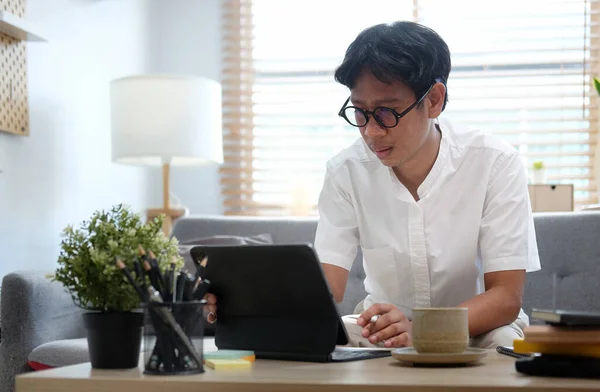 Asiatisk Man Frilansare Arbetar Online Med Dator Tablett Hemma — Stockfoto
