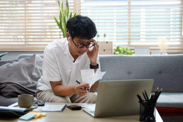 소파에 작업을 비용을 계산하는 스트레스를 — 스톡 사진