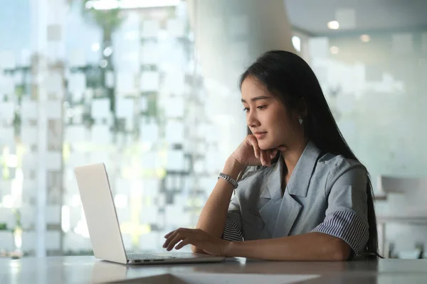 Joven Mujer Negocios Sentada Oficina Moderna Brillante Uso Ordenador Portátil — Foto de Stock