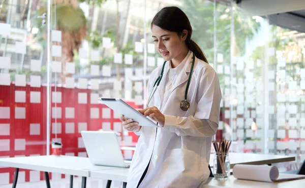 Leende Kvinnlig Läkare Vit Uniform Med Digital Tablett Stående Läkarmottagningen — Stockfoto