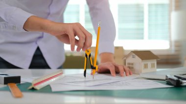 Mimarinin mimari planlama projesinde çalışırken çekilmiş görüntüsü..