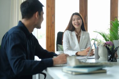 Yeni proje fikrini dinleyen özenli iş kadını ilginç bir tartışmayla heyecanlandı.