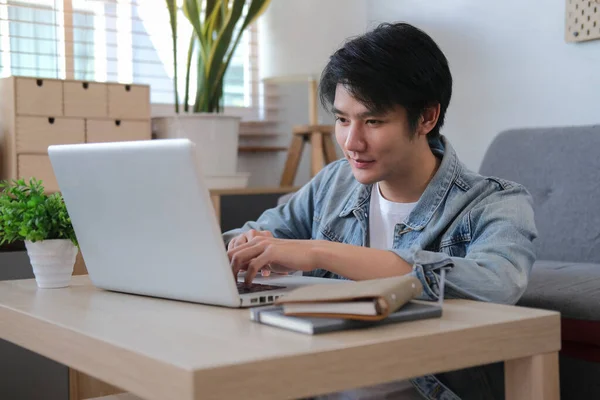 Smiling Handsome Asian Man Sitting Floor Living Room Using Laptop — Stock Photo, Image