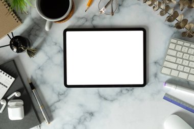 Boş ekran kahve fincanı ve mermer zemin üzerine malzeme ile üst görünüm dijital tableti.