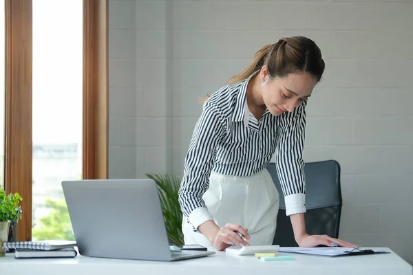 Focuses Professional Accountant Checking Financial Statement Preparing Annual Financial Report — ストック写真