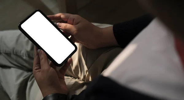 Beskuren Bild Kvinna Som Sitter Soffan Och Använder Smarttelefon Blank — Stockfoto