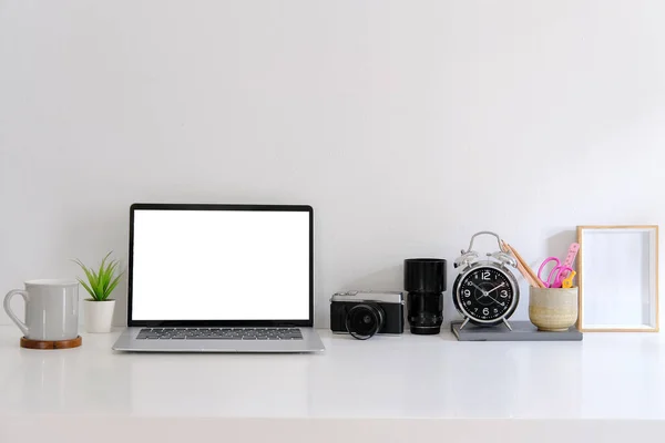 Bilgisayar bilgisayarı, kamera, resim çerçevesi ve kahve fincanı beyaz masada. Metin iletiniz veya bilgi içeriğiniz için boş ekran. 