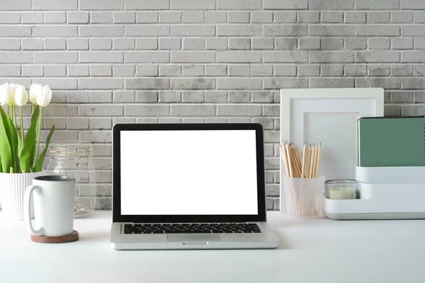 Laptop Komputera Czystym Ekranem Doniczka Filiżanka Kawy Ramka Obraz Białym — Zdjęcie stockowe