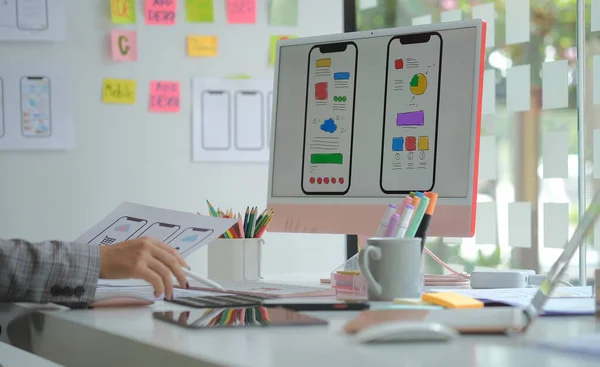 Web tasarımcısı veya geliştirici planlama uygulama geliştirme taslağı taslak çizimi tasarım stüdyosunda şablon çerçeve şeması.