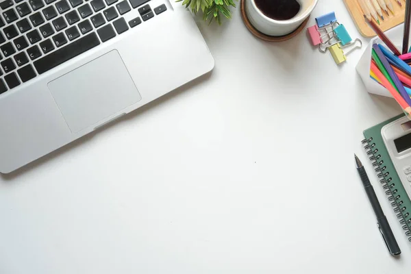 Laptop Kaffeetasse Und Schreibwaren Auf Weißem Schreibtisch Flache Lage Draufsicht — Stockfoto